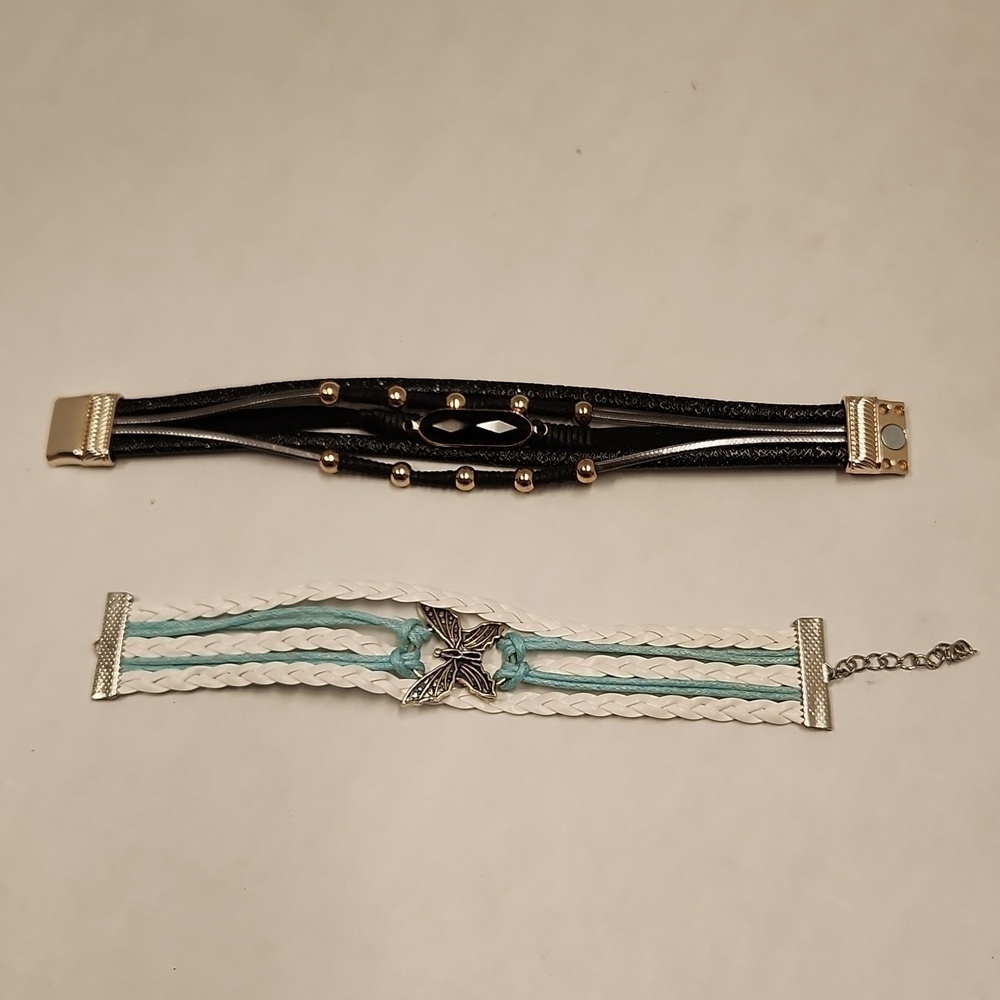 2 bracelets non-branded black gold, and butterfly note butterfly clasp is broke